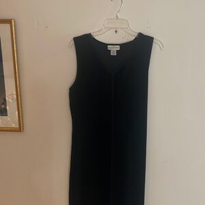 Black velvet dress . Sleeveless . V neck